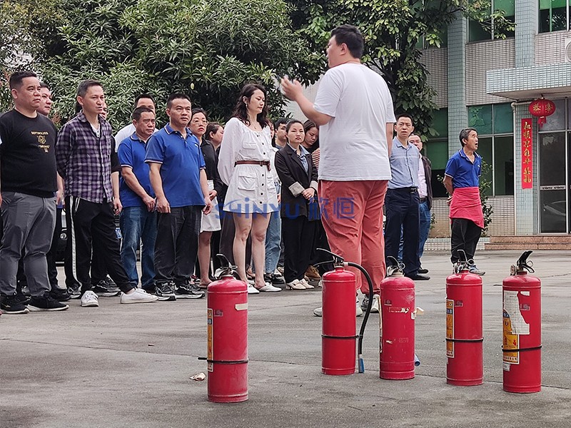 Exercice de manipulation d'extincteur sur bouteille de gaz